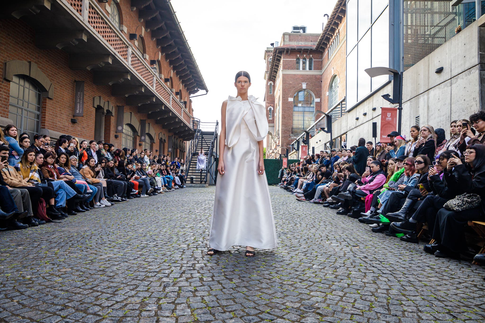 VALENTINNA presentando colección en la calle interla de la Usina del Arte