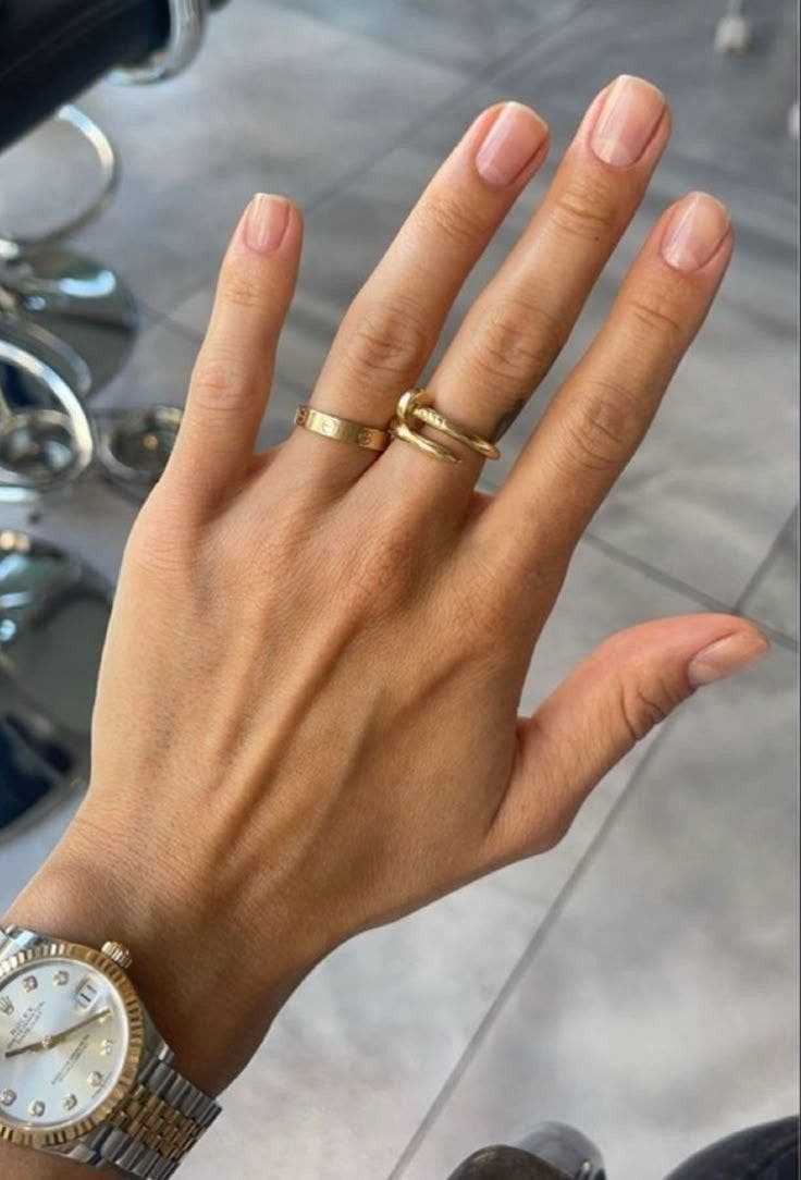 la mano de una mujer con las uñas naturales