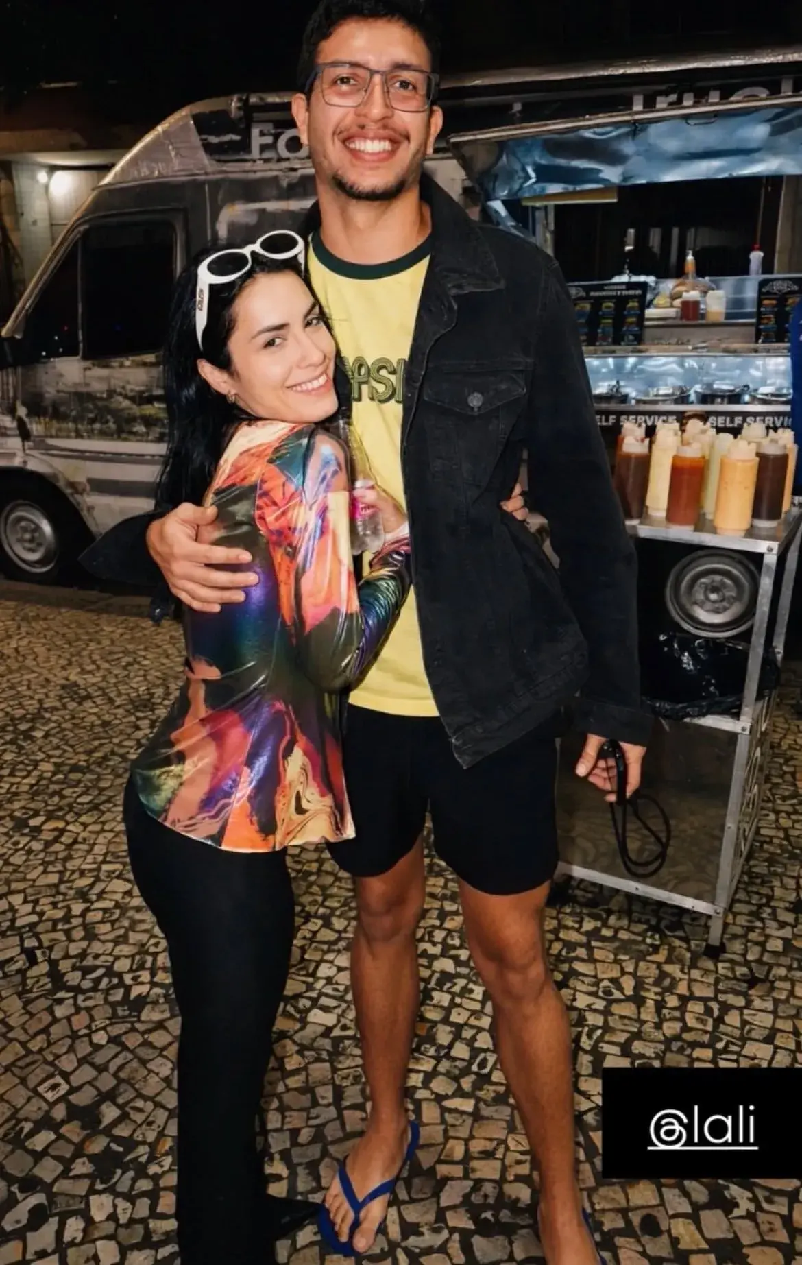 Lali abrazada a un fan en Brasil