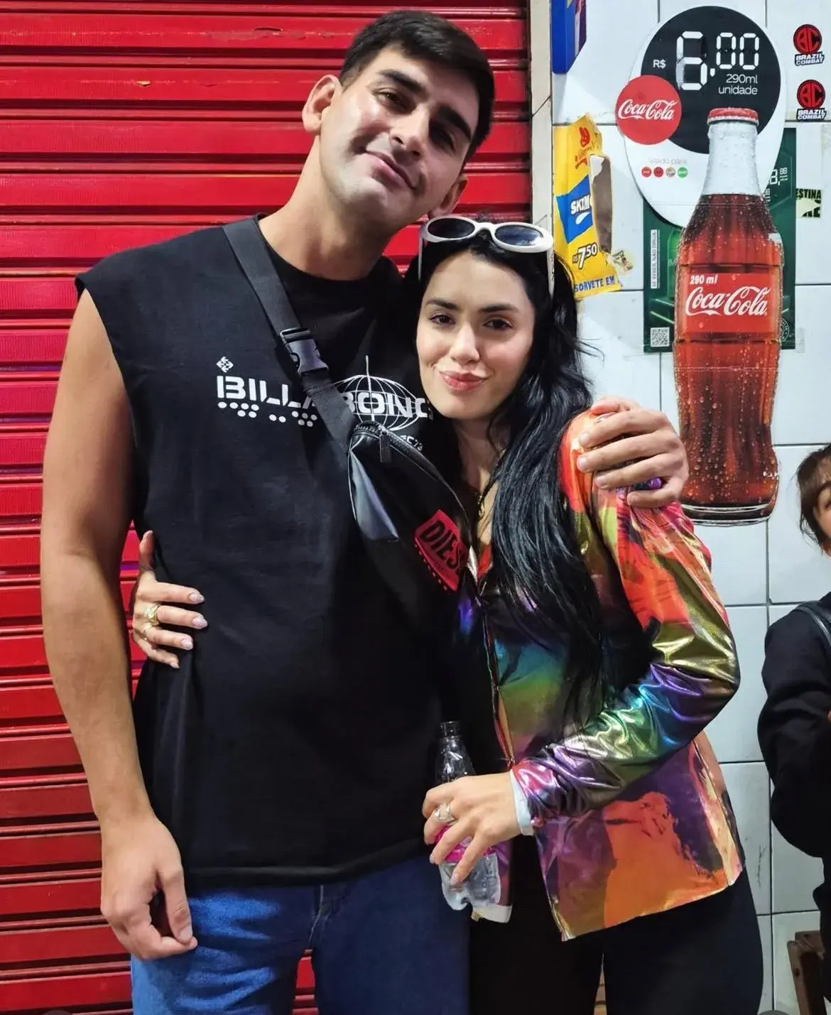 Lali abrazada a un fan en brasil mientras festeja su despedida de soltera