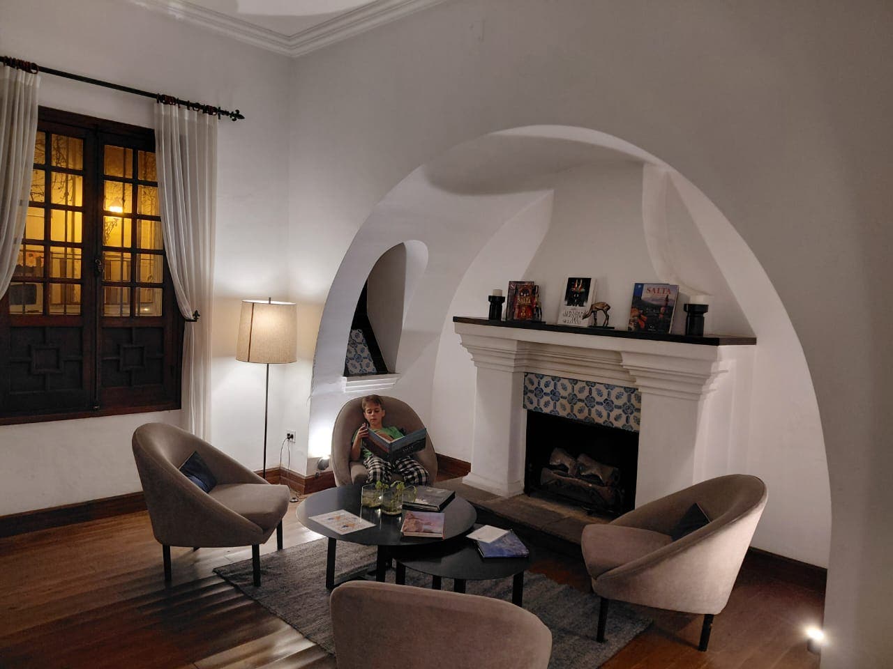 En el living del Hotel del Virrey hay libros de historia imperdibles