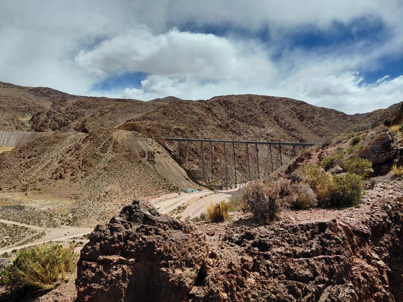 A 4220 metros, el Viaducto La Polvorilla es la obra cumbre del Tren a las Nubes, con 224 metros de largo.