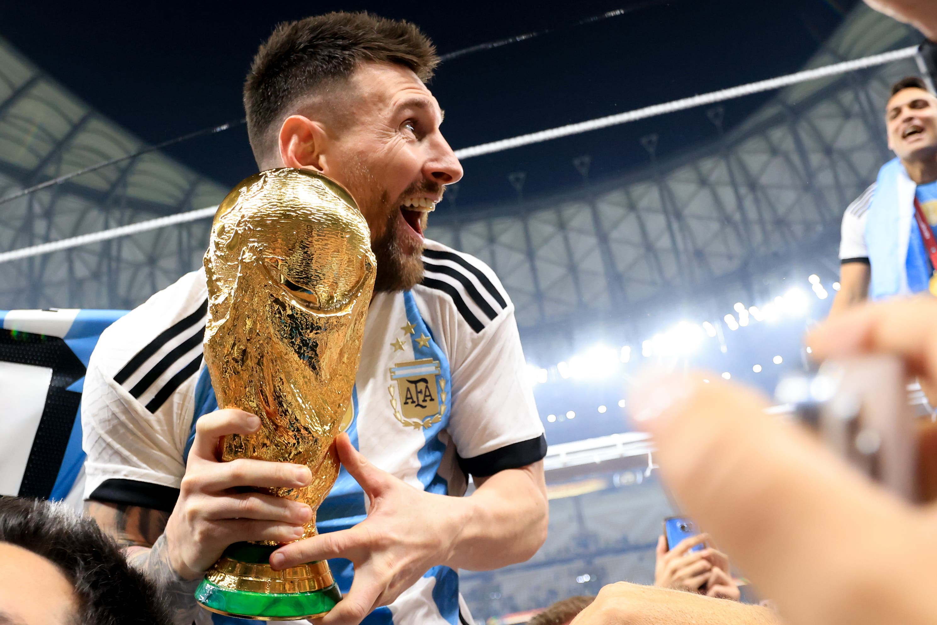 Lionel Messi con la copa del mundo en Qatar 2022