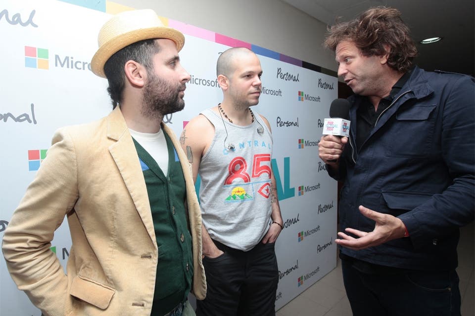 Bebe Contepomi entrevistó a los chicos de Calle 13, también en el Personal Fest. Nos encantan los estilos bien distintos de los tres