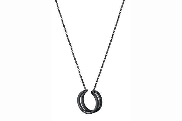 El colgante Return repite diseño en aros y anillos
