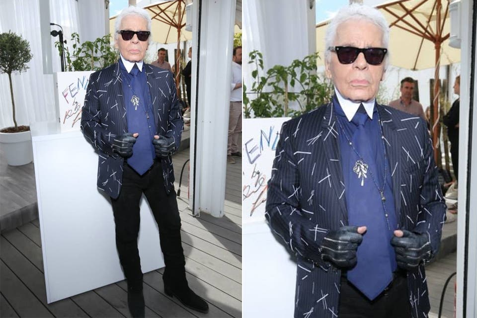 El look de Karl Lagerfeld, en detalle, con sus icónicas gafas, cuellito cerrado de la camisa y guantes de cuero