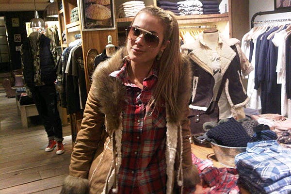 Chechu Bonelli pasó por el local de Cook de Unicenter y se probó los principales ítems del invierno: camisa a cuadros, abrigo con piel y gafas aviadoras