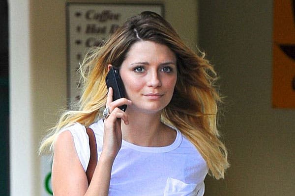 Mischa Barton, con el pelo en degradé hacia el rubio bien claro