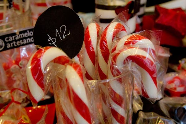 Los caramelos de este negocios son hechos y decorados a mano