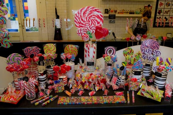 Los caramelos de este negocios son hechos y decorados a mano