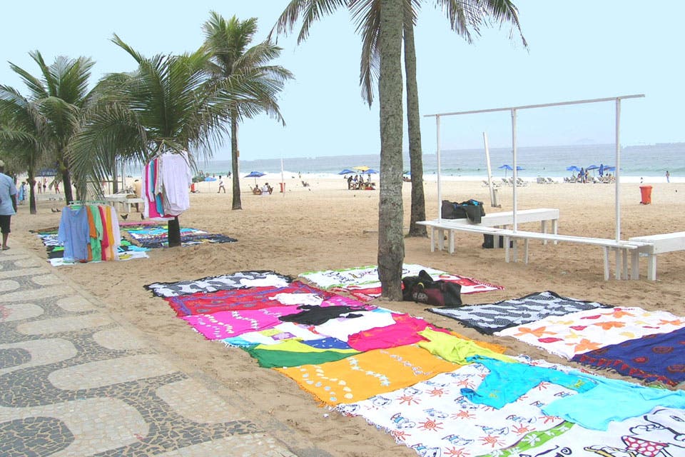 El coco gelato es un obligatorio si te das un paseo por la playa. Además hay todo tipo de accesorios y prendas coloridas