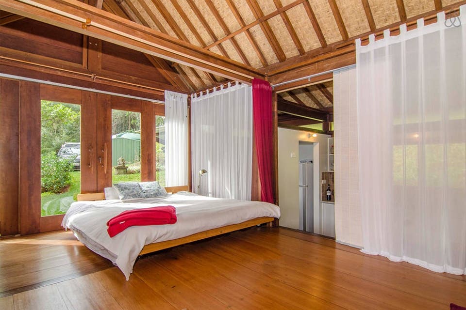 Opción2: una simpática cabaña en el bosque en Australia, con ambientes divididos por cortinas