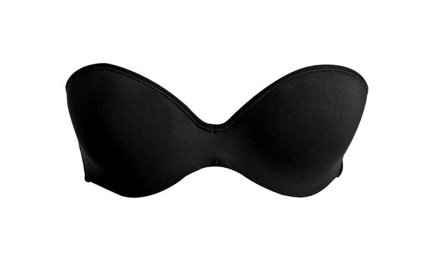 Strapless: Es el ideal para las enamoradas de los escotes y las remeras sin breteles. Fijate que tenga silicona para que no se te caiga y te haga pasar un papelón. Elegilo si tenés poco busto y para que no se vean las tiritas con esas remeras súper sexies que nunca sabés con qué usar. Precio: $298