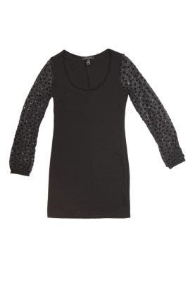 Clásico negro con mangas transparentes y escote redondo cerrado para las que no tienen mucho busto (Kosiuko, $568)