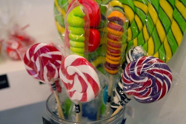 Los caramelos de este negocios son hechos y decorados a mano