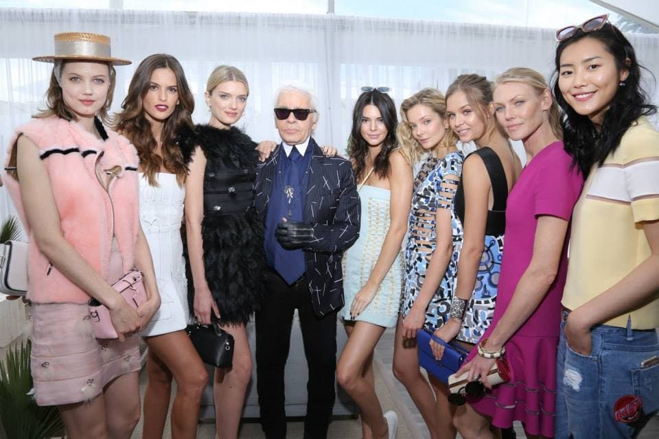 El Káiser rodeado de algunas de las bellezas más importantes de la industria: Lindsey Wixson, Izabel Goulart, Lily Donaldson, Kendall Jenner, Eniko Mihalik, Josephine Skriver, Shirley Mallmann y Liu Wen