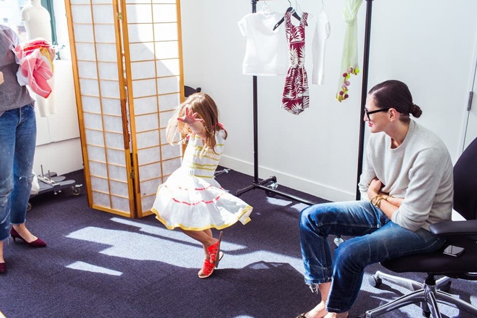 Mayhem baila con un vestido terminado y Jenna Lyons la mira