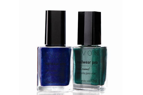 Esmaltes nacarados en azul y verde militar (Avon, $49.99)