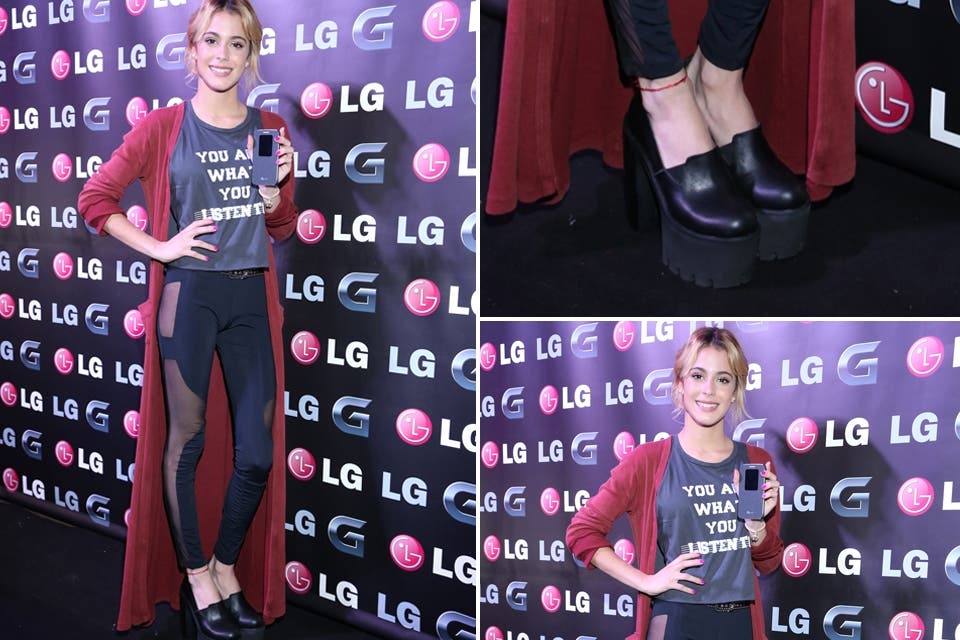 Martin Stoessel optó por un look un tanto más rocker y atrevido. La ídola teen eligió una remera con estampa, leggins con transparencias, plataformas altísimas y un saco extra extra large ¿Qué te parece?