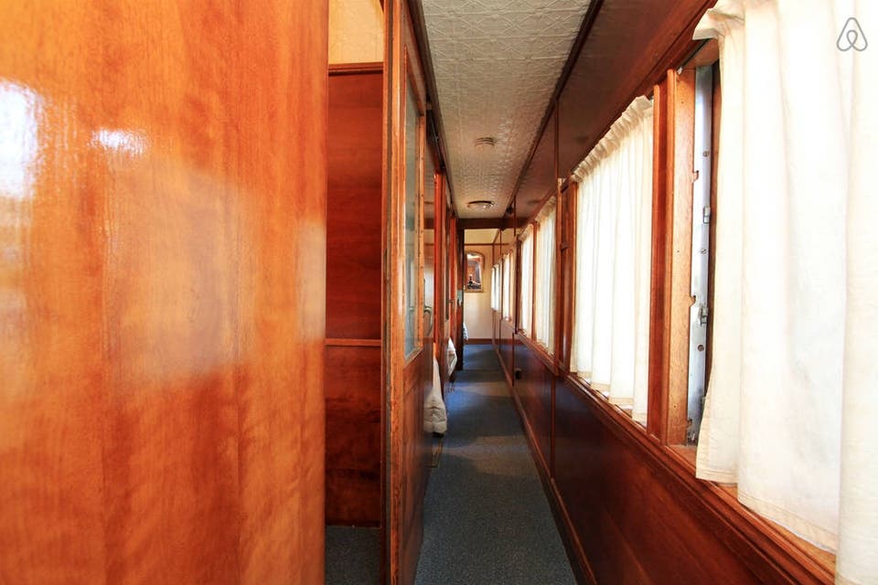 Opción 3: un vagón de tren reciclado en Australia en donde entran hasta 8 personas. ¡Divinísimo!
