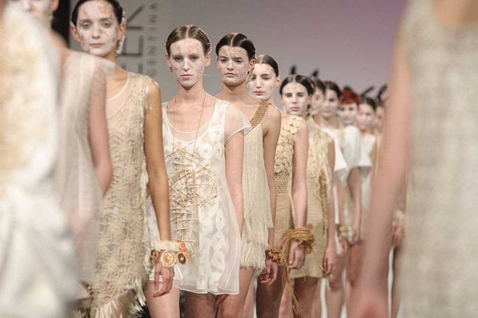 Toda las prendas de Senra, en coloresmuy claros, luminosos; blancos sucios, natural, manteca, beige, crudos