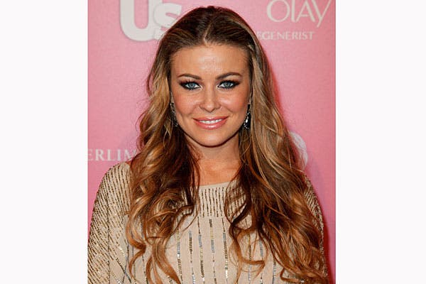 Carmen Electra luce el pelo larguísimo y con ondas suaves; ¿te gusta este look?