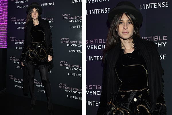 Siempre con su particular estilo, Concepción Cochrane Blaquier impactó con su vestido de terciopelo adornado con cierres y cadenas