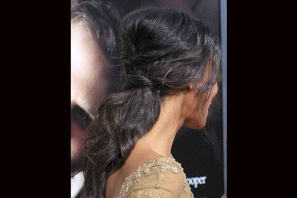 Ideal para las que tienen el pelo largo: una colita de pelo con un toque original