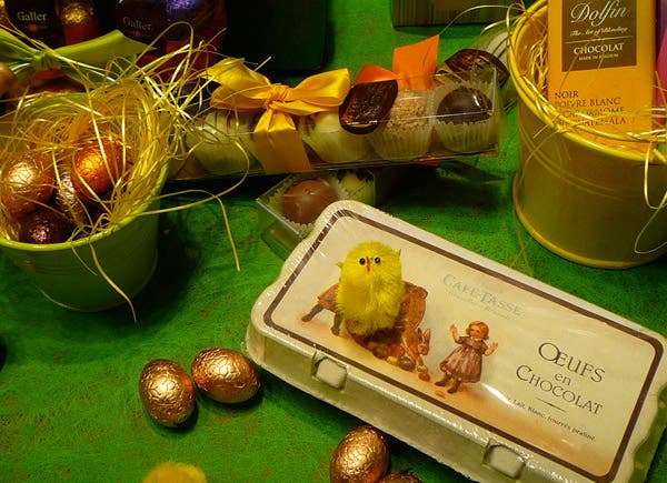 Las chocolaterías son un clásico de la capital belga; con espíritu retro, mantienen la tradición de crear bombones y figuras artesanales