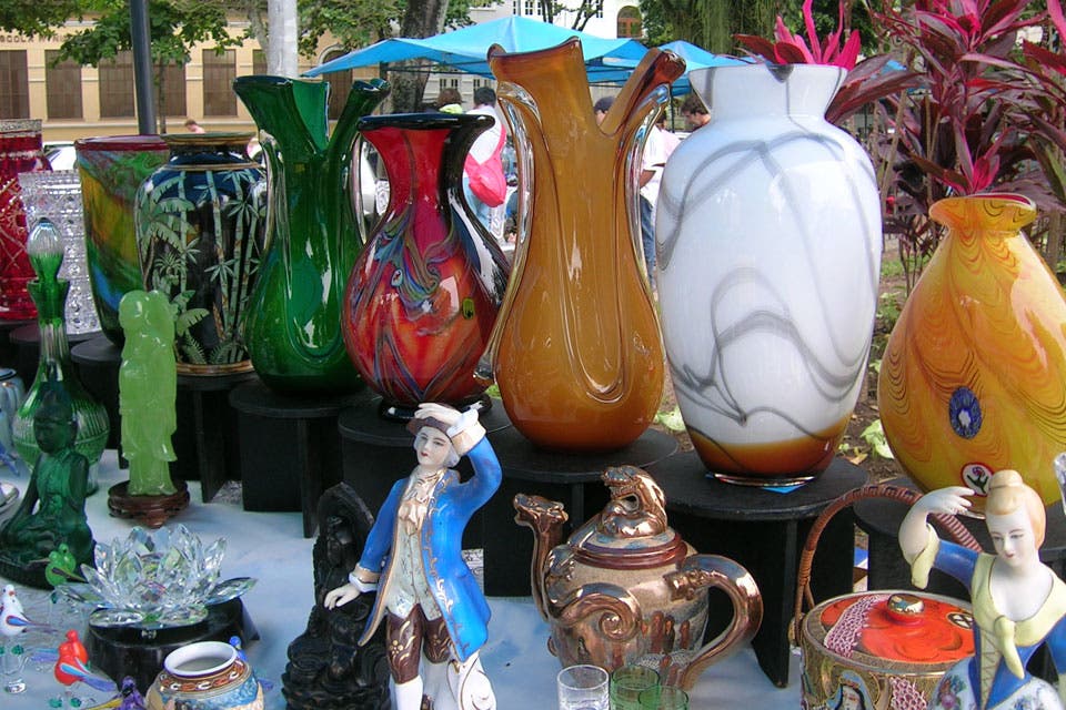 Encantadora feria de antigüedades con objetos de estilo en deco y moda
