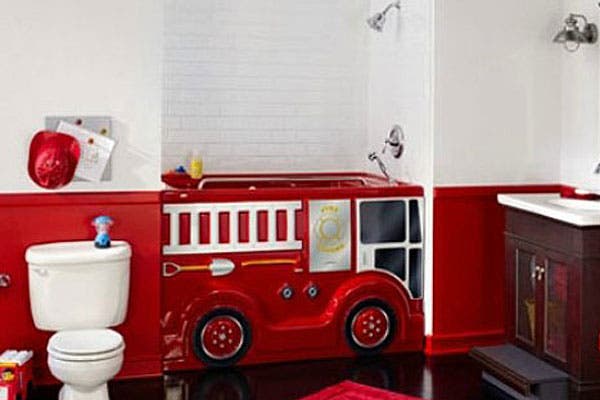 Una bañadera en forma de camión de bomberos para que los más chicos jueguen mientras se bañan