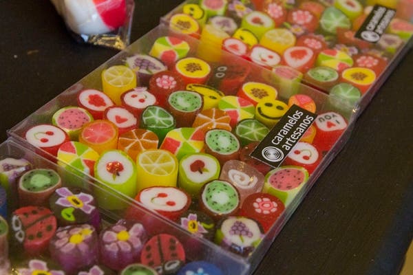 Los caramelos de este negocios son hechos y decorados a mano