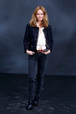 Vanesa Paradis combinó una chaqueta de tweed bien Chanel con un look más informal: ¡hasta se le ve la panza!