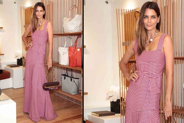 La modelo brasileña Fernanda Motta estuvo en la reapertura del local de Louis Vuitton en Punta del Este con un look muy sofisticado: eligió un vestido largo y una mini cartera de la marca