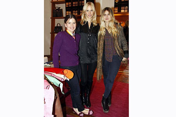 Carola del Bianco y Micaela Tinelli estuvieron junto a la dueña de Jackie Smith diseñando accesorios en su local de Palermo