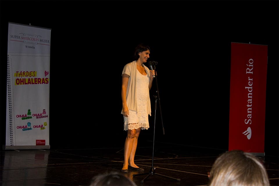 Tere dando la bienvenida a todas antes de presentar a Dalia