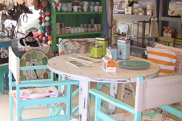 La mesa y sillas, en el centro del local