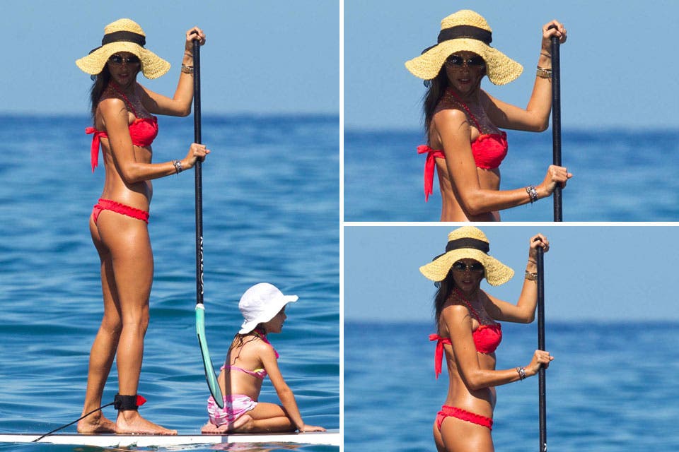 ¡No puede más de linda y de canchera! Alessandra Ambrosio practica deportes acuáticos con mucho estilo: bikini colorada, capelina y lentes de sol