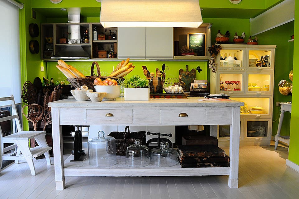 ''Mallmann a la carta'': ideado para este cocinero, el espacio creado por Simpson Antigüedades convida nuevos sabores. El verde manzana combina con la pureza del blanco, en un ambiente cargado de emotividad, por el espíritu de sus muebles y objetos