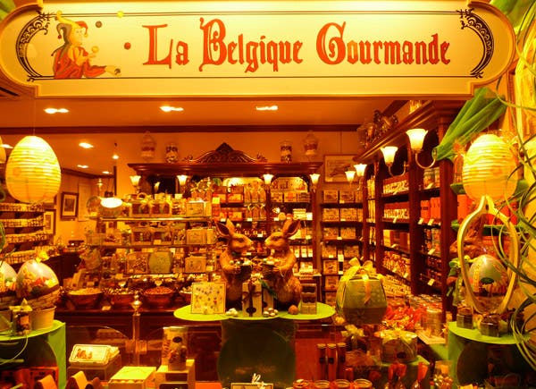 Las chocolaterías son un clásico de la capital belga; con espíritu retro, mantienen la tradición de crear bombones y figuras artesanales