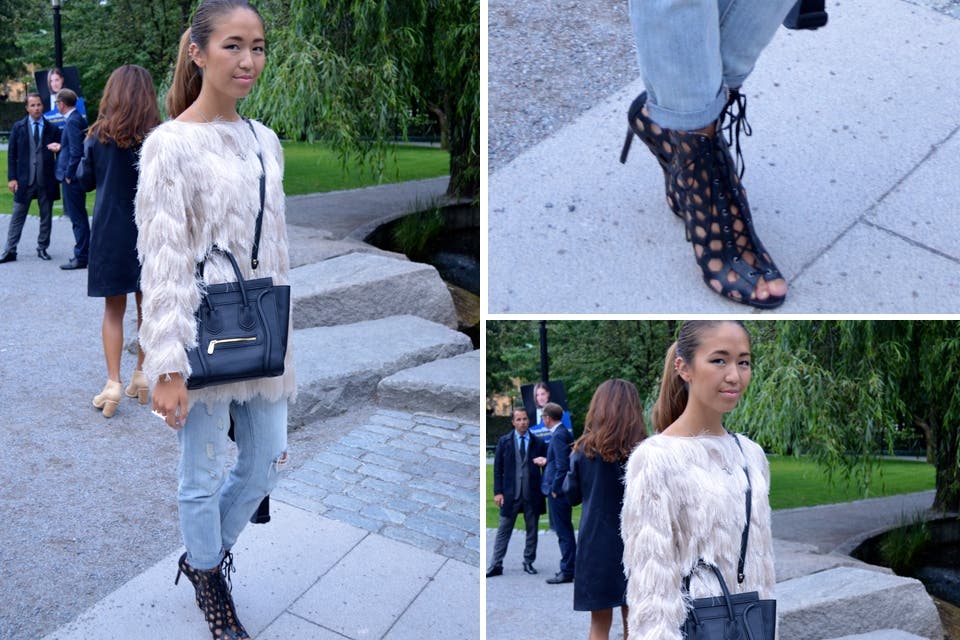 Jeans desgastados, tapado de piel y zapatos negros. ¿Muy canchera, no?