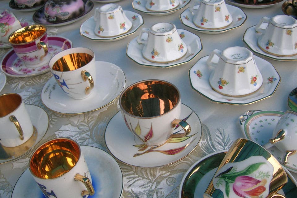 Encantadora feria de antigüedades con objetos de estilo en deco y moda