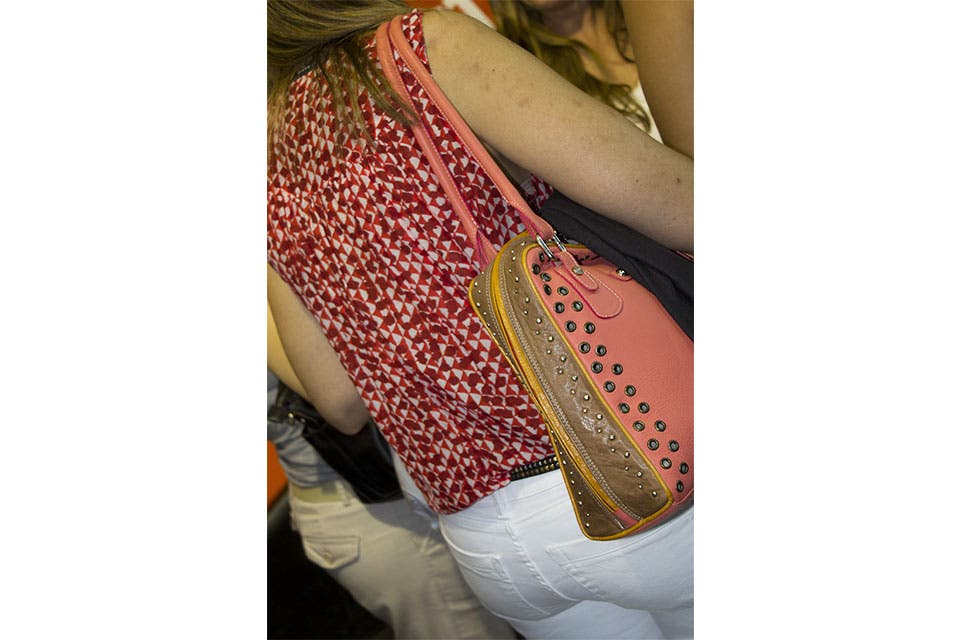 Cartera salmón con tachas y blusa estampada