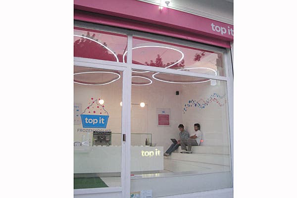 El local de Top it está armado con gradas para crear un espacio comunitario