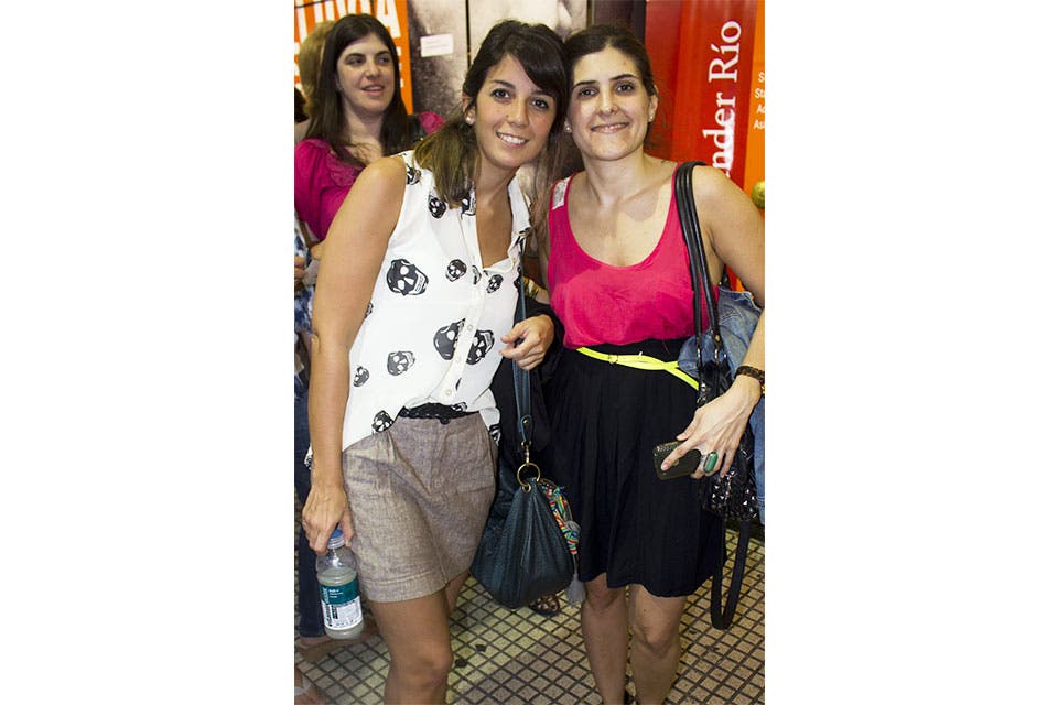 Camisa de calaveras sin mangas y falda pinzada para una. Contrastes fluo para la otra. Dos looks para imitar