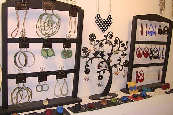 Accesorios en papel, cuero y acrílico