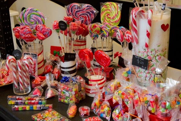 Los caramelos de este negocios son hechos y decorados a mano
