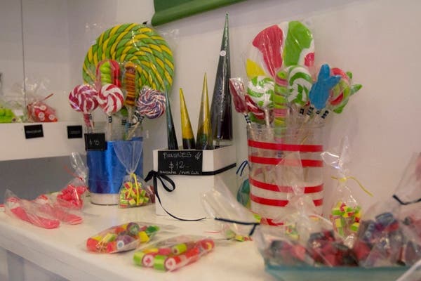 Los caramelos de este negocios son hechos y decorados a mano