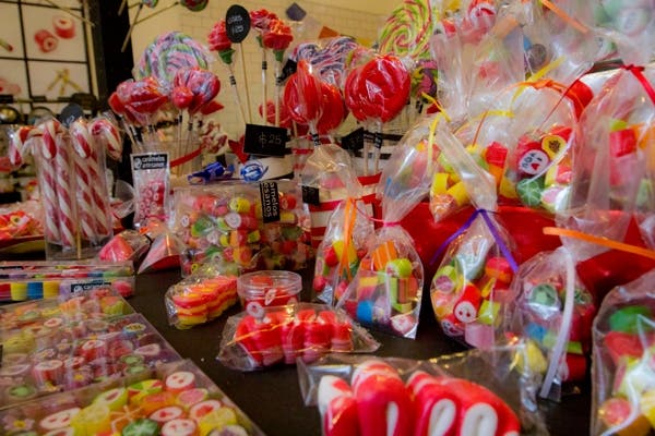 Los caramelos de este negocios son hechos y decorados a mano