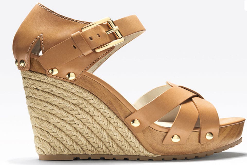 Sandalias con taco chino con hebilla, de tiras cruzadas con tachas doradas